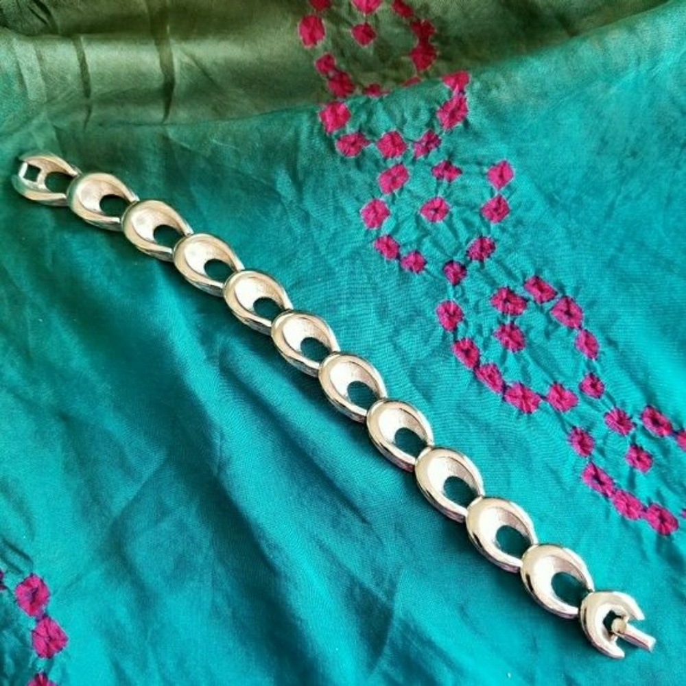 Vintage Crown Trifari bracelet silver tone oval links